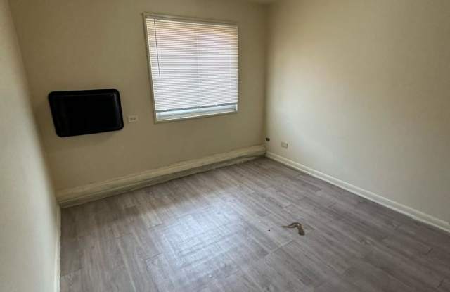 7521 S Coles