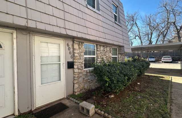 Super Cute 2 Bedroom 1.5 Bath CONDO * PRIME Location *