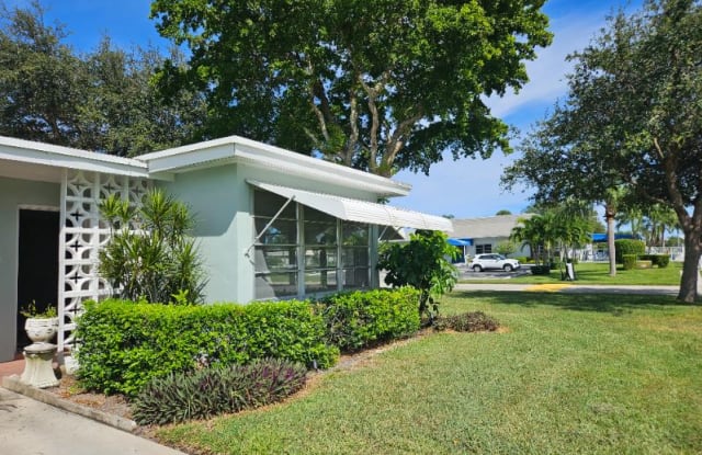 277 High Point Ct W Apt D - 277 West High Point Court, Delray Beach, FL 33445