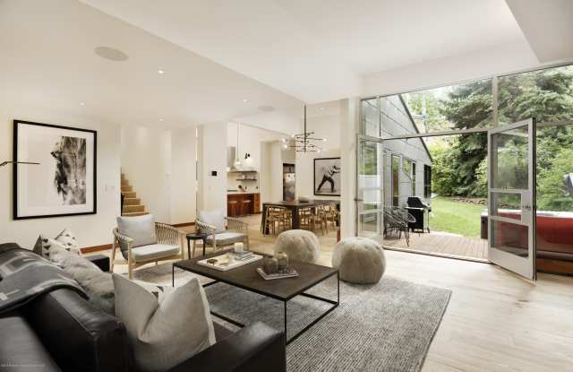 Photo of 411 W Francis Street