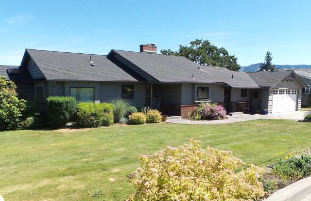 Furnished 4BR Home for Rent in Hood River