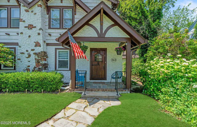 562 N Edgemere Drive