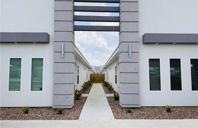 2918 W Driftwood Street unit: 3