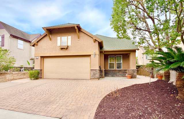 Beautiful Home in the Wonderful, Private, & Gated Poets Square HOA Community of Fallbrook!