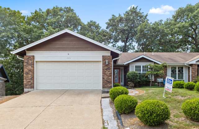 Ellisville Area / West County/ 2 BR ranch style duplex/villa w/ garage and basement.