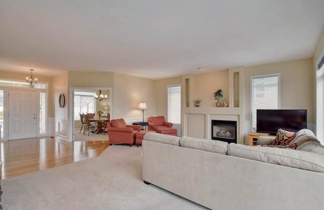 5063 South Hillcrest Lane