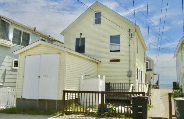 795 East Broadway