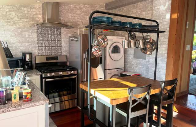 Cozy and Fully Furnished Burlingame Studio!