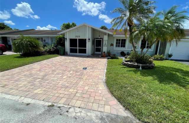 250 Lakewood Cir - 250 Lakewood Circle East, Margate, FL 33063