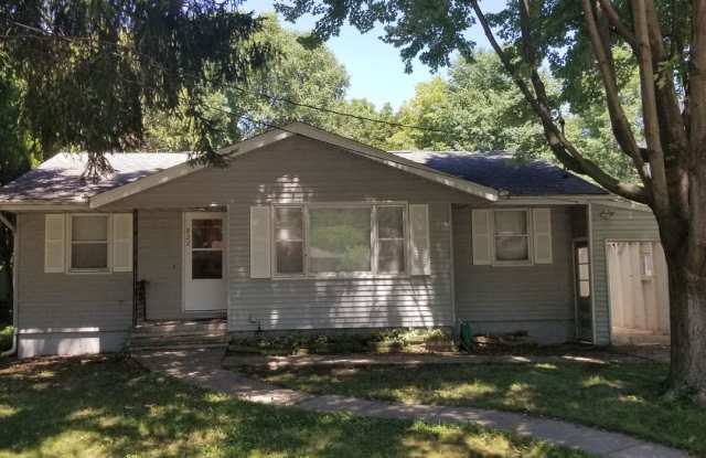 2 Bedroom house Iowa City with hardwood floors