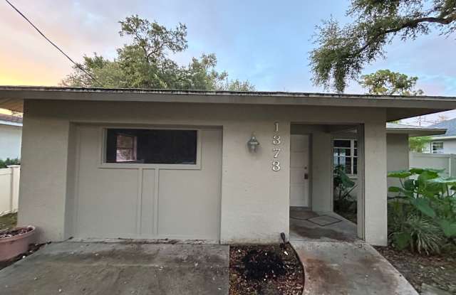 4/2 Home conveniently located in Sarasota near Beaches, Jungle Gardens, Airport & Downtown!