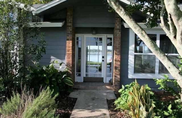 886 West Lake Holden Point