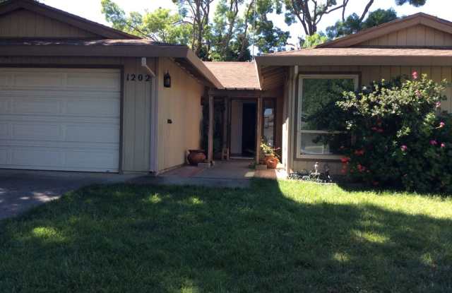 1202 Menlo Drive
