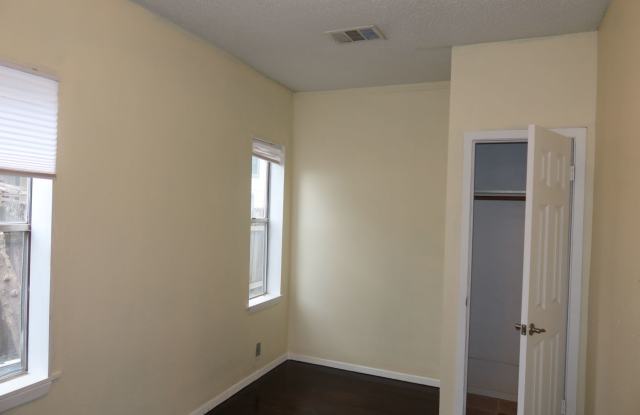 Hyde Park - 1 Bedroom House - Huge Yard - Real Wood Floors - Claw Foot Tub - $1495