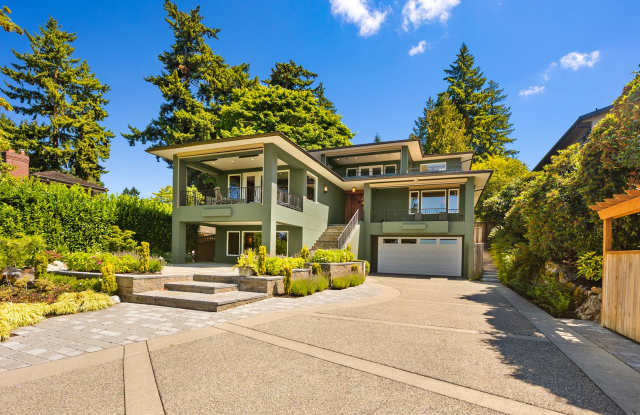 Photo of Exquisite Kirkland Estate - Lake Front Views