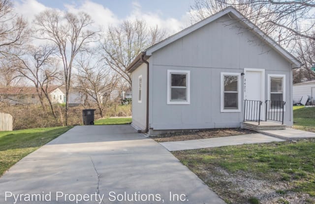 3421 Thompson Ave - 3421 Thompson Avenue, Des Moines, IA 50317