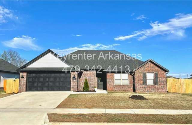 Stylish 4-Bed With Fireplace & Covered Porch