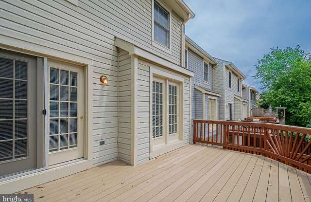 3916 MAXIMILIAN COURT