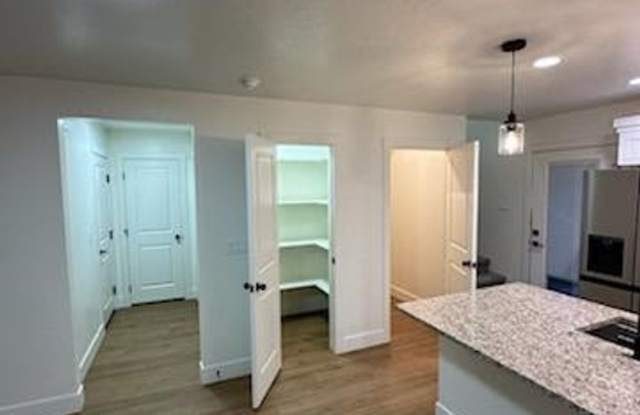 3 bed, 2.5 bath PLUS a garage townhomes in Mountain Home - 11 minutes to AFB