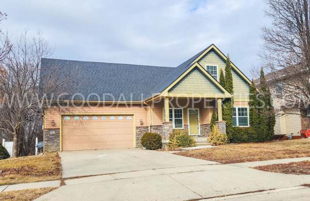 4 Bedroom 2.5 Bathroom Home with a fenced backyard in Des Moines