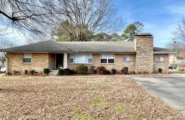 3 Bedroom, 1.5 Bathroom Home on Southside of Fort Smith! Available NOW - 3008 South 21st Street, Fort Smith, AR 72901