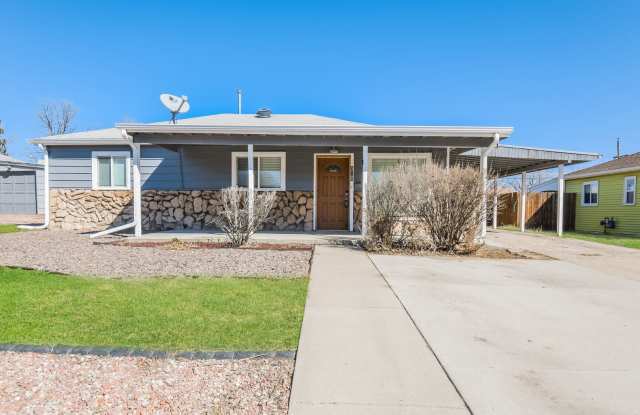 Comfortable 3bd/1.5ba Aurora Home with Fenced Yard  Easy Commute - FREE iPad or 55” TV if moved in by 3/15!