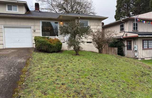 Updated 2 bedroom 1.5 bath duplex in Eugene!