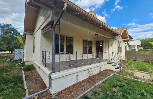 3 Bed 1 Bath Charming Westside Retreat!!