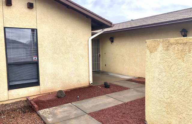 Photo of Cute 2 Bedroom Home w/ Garage Near Golf Course! *HOME IS CURRENTLY OCCUPIED, PLEASE DO NOT DISTURB THE TENANTS*