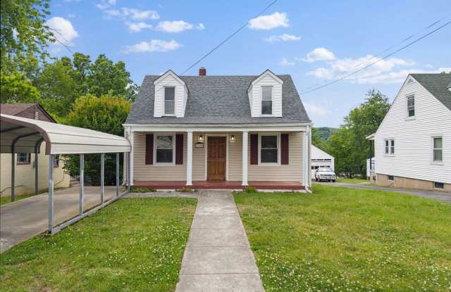 4 Bedroom/1 Bathroom Home with Fenced Yard Available in SE Roanoke!