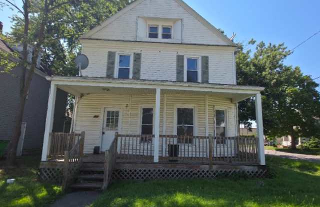 Single Family Home 3 beds 1.5 bath Available Now!