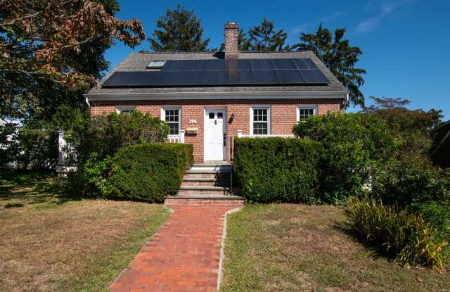 Photo of 196 Woodrow Avenue