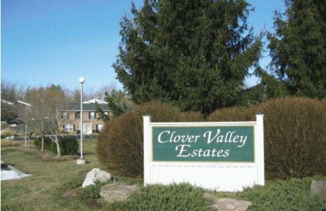 4 bedroom 2.5 bathroom Townhouse - 144 Clover Valley Circle, Blacksburg, VA 24060