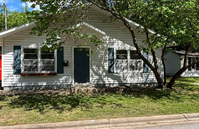 Large Open Floor Plan. 2 Bedroom and 1 Bathroom