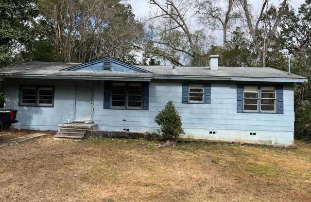 3 bedroom 1 bath house with a large back yard! Available August 2026