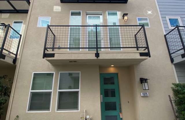 ALMOST NEW, SUPER CLEAN 2 BED, 2.5 BATHS, WOOD FLOORS, STAINLESS STEEL APPLIANCES, CLUBHOUSE WITH POOL