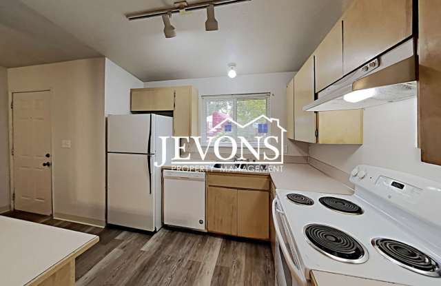 Inviting 3-bedroom duplex near Lakewood Towne Center and minutes from Sunnyside Beach Park!