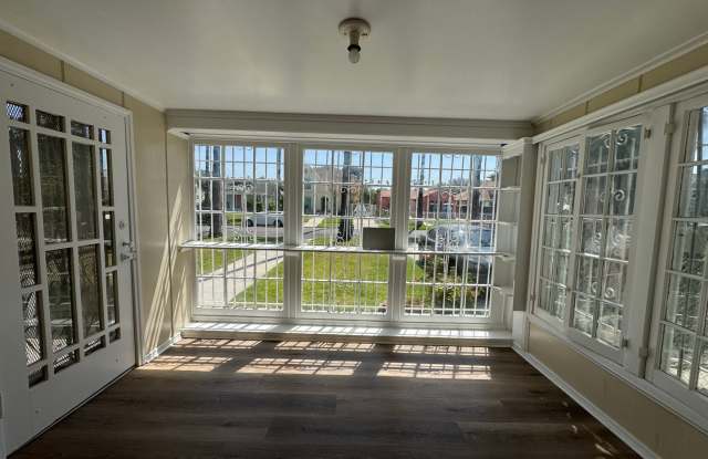 Photo of A three-bedrooms, one-bathroom house at 4817 6th Ave. Los Angeles