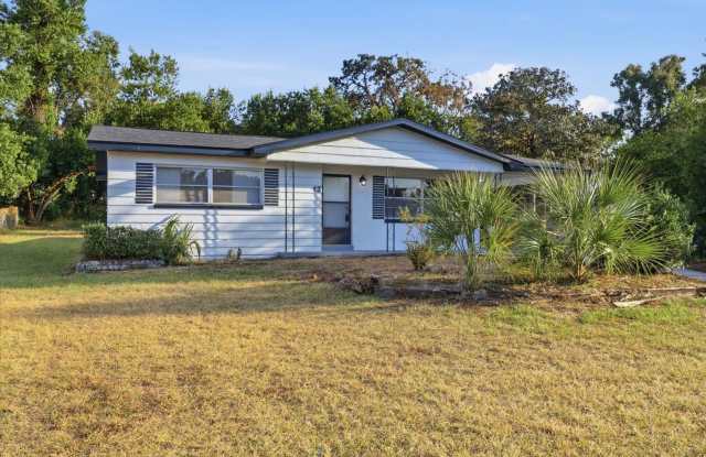 Photo of Charming Florida 2 Bedroom Bungalow with an Additional Bonus/Sunroom, Covered Parking  Patio