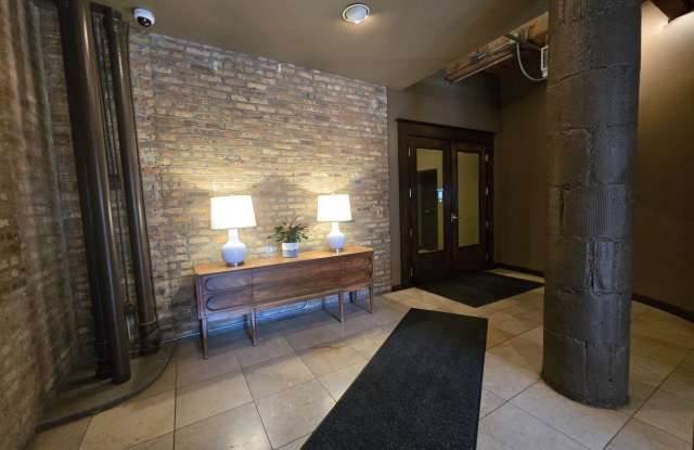 913 W Van Buren Street