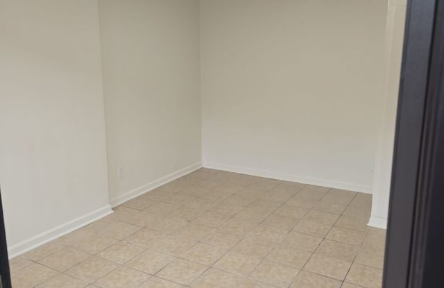 2 Bedroom 1 bath off of Meeting st closed to the River District