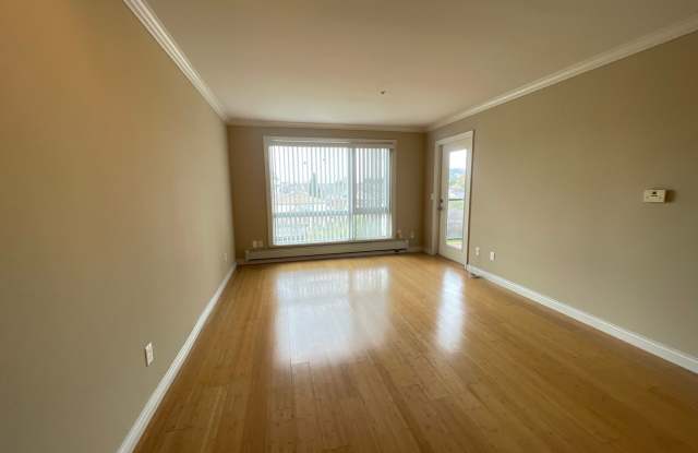 $1,000 OFF FIRST MONTH'S!!! Bright Upper Unit With Beautiful View Near East 14th In San Leandro, Ca!!!!!