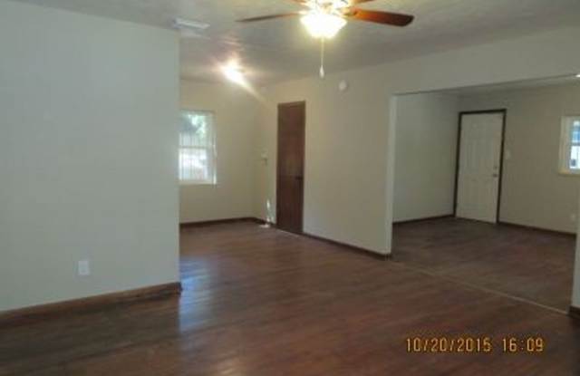 832 Arkansas St - LARGE BACKYARD