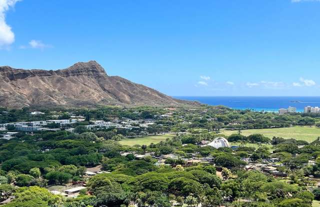 Diamond Head Vista...Breathtaking views, high floor, A/C, open lanai