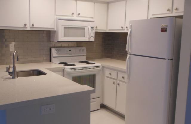 ONE BEDROOM ONE BATHROOM! WATERFRONT COMMUNITY!