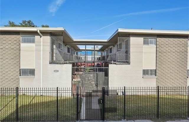 Photo of 2601 CARONDELET Street
