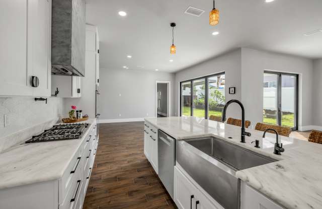 1707 N Peninsula Ave