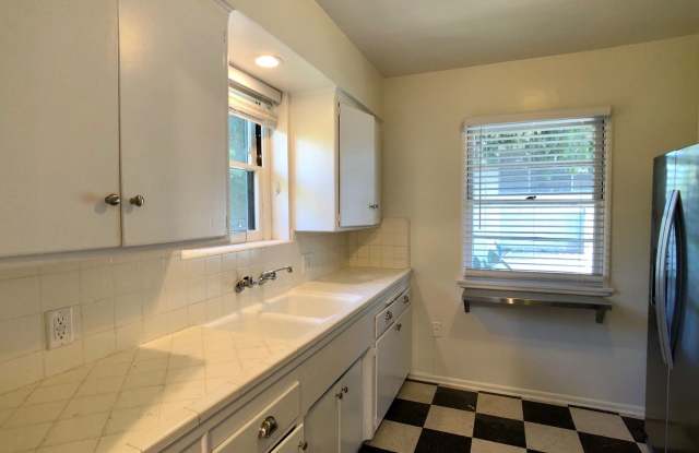 Bright, Spacious 2Bd 1Ba Unit within walking distance of UCLA and Westwood Village