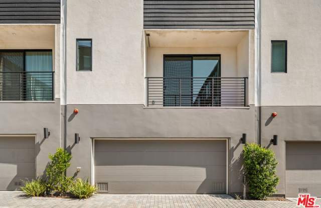 3419 1/2 N Fletcher Drive