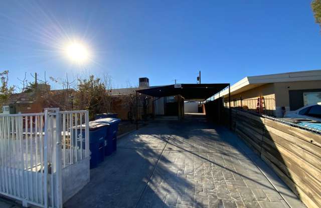 1933 Yale St